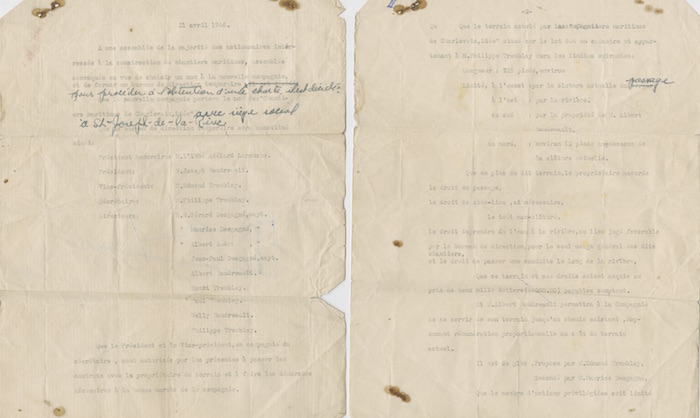Document dactylographié de deux pages sur lequel apparaissent quelques notes manuscrites à l'encre bleue. Le document porte des traces de plis et des taches. 
