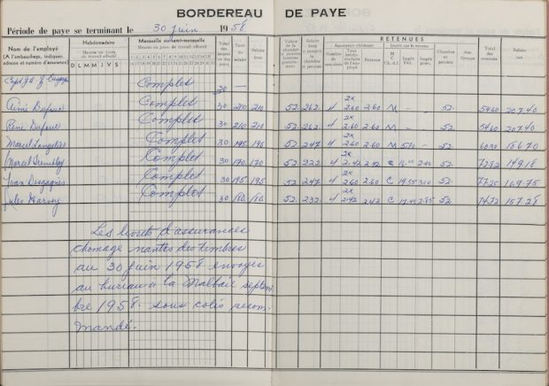 Bordereau de paie du capitaine J.A.Z. Desgagnés et de ses six membres d'équipage. Le document est un cahier ouvert sur une page double quadrillée. Les informations de chaque membre d'équipage sont écrites sur une ligne, à la main, d'une écriture bleue. Dans le bas de la page de gauche est inscrite une note sur les timbres d'assurance chômage.