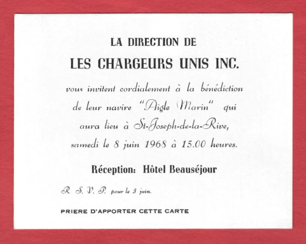 Carton d'invitation pour la bénédiction d'un navire. La date, l'heure et le lieu de la réception son inscrites au carton. Le carton est blanc, l'écriture est noire et le carton est déposé sur un fond rouge.