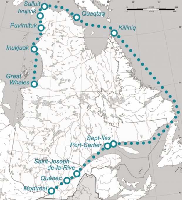 Carte géographique du Québec présentant l'itinéraire de l'Aigle d'Océan en 1966. Différentes localités sont marquées sur la carte le long du fleuve Saint-Laurent, de la côte du Labrador et de la baie d’Ungava, dont Montréal (ville de départ), Saint-Joseph-de-la-Rive, Sept-Îles, Salluit et Great Whales. La carte est grise et blanche et l'itinéraire est composé de points de couleur turquoise.