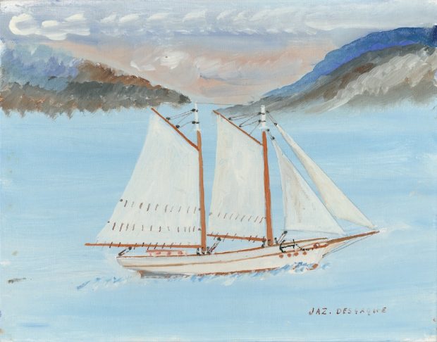 Une peinture, de facture naïve, présente un bateau à voiles sur une mer calme. La goélette et ses voiles sont blanches. L’eau est bleue, le ciel a des teintes grises et roses. 