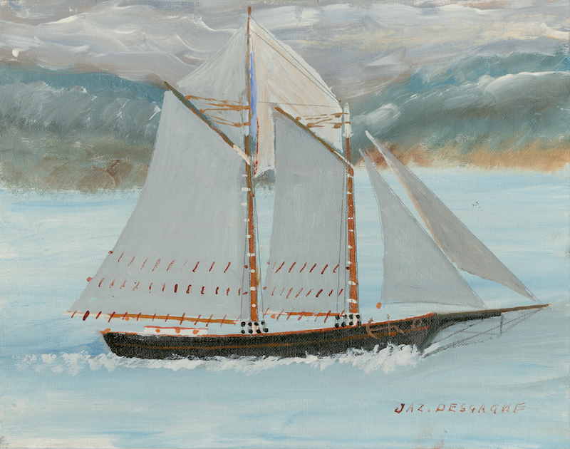 Une peinture, de facture naïve, présente un bateau à voiles sur une mer calme. La cale de la goélette est noire, tandis que ses voiles sont blanches. L'eau est bleue et le ciel est grisâtre. 