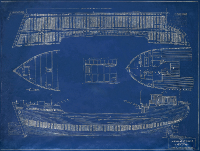 Plan de la goélette Mont Ste-Marie. Le plan est imprimé sur du papier bleu. Les lignes du bateau et l'écriture sont blanches. Le plan montre deux coupes longitudinales du bateau, en plus de la coque et de la proue. Dans le coin inférieur gauche, il est possible de lire Plan M.V. Mont Ste-Marie.