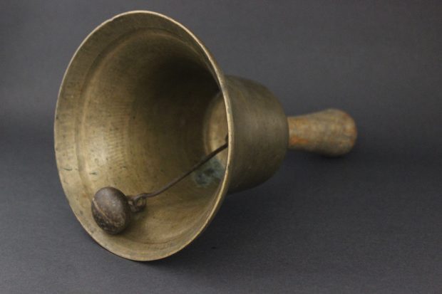 Cloche d’école en laiton avec manche en bois