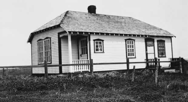 Maison des maîtres dans la prairie avec clôture à lisses en bois