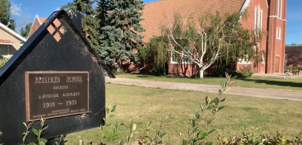 Repère indiquant l’ancien emplacement de l’école de Beiseker, 1918-1951, là où se trouve maintenant l’église catholique.