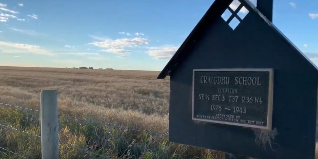 Repère dans un champ de prairie indiquant l’emplacement de l’école de Craigduh, 1926-1943.