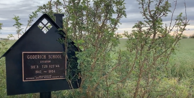 Repère dans des arbustes indiquant l’emplacement de l’école de Goderich, 1912-1954.