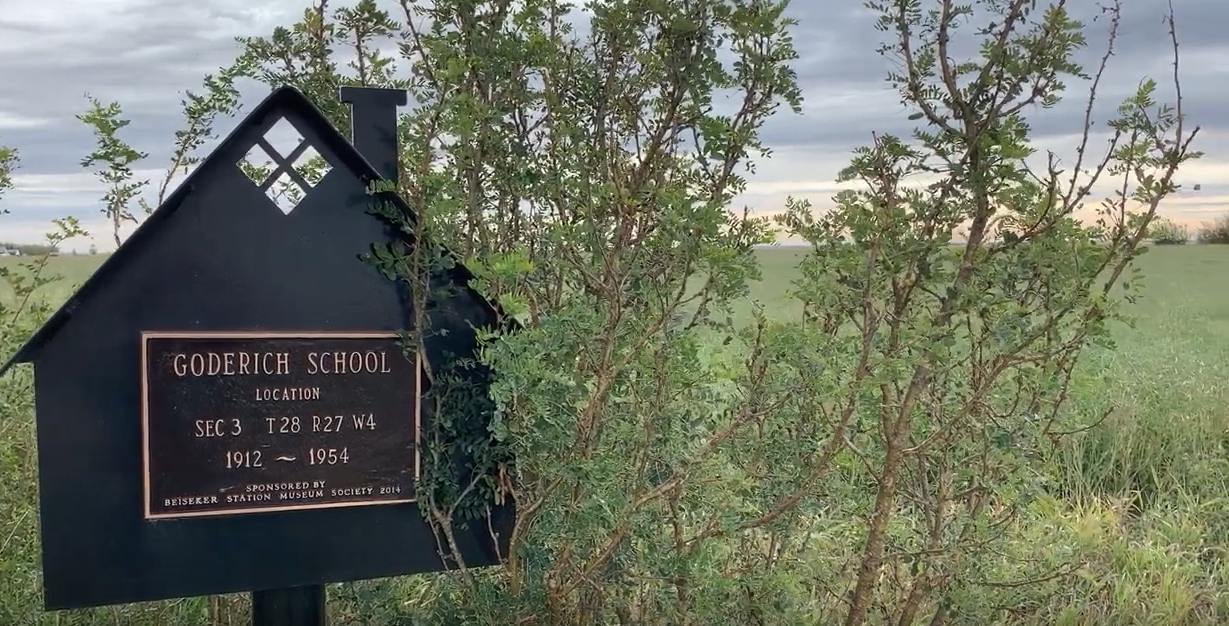 Repère dans des arbustes indiquant l’emplacement de l’école de Goderich, 1912-1954.