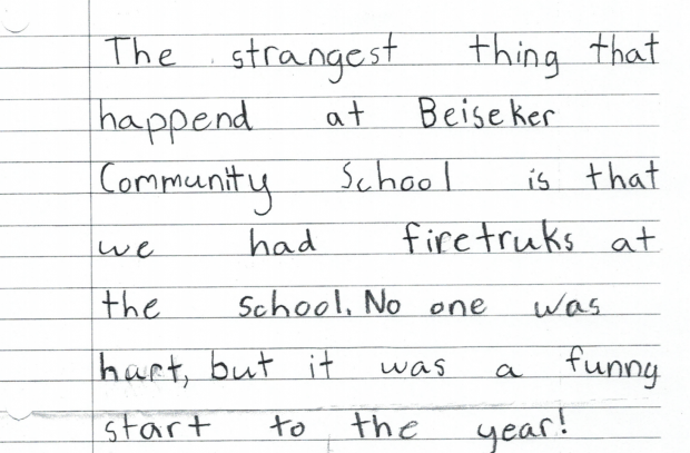 Histoire écrite dans l'empreinte de la main de l'enfant de fausse alarme à l'école.