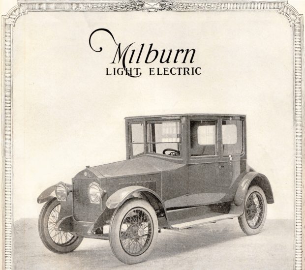 Photo noir et blanc d’une voiture électrique de forme carrée et d’une conception similaire à celle d’une voiture à essence. Titre : Voiture électrique Milburn.