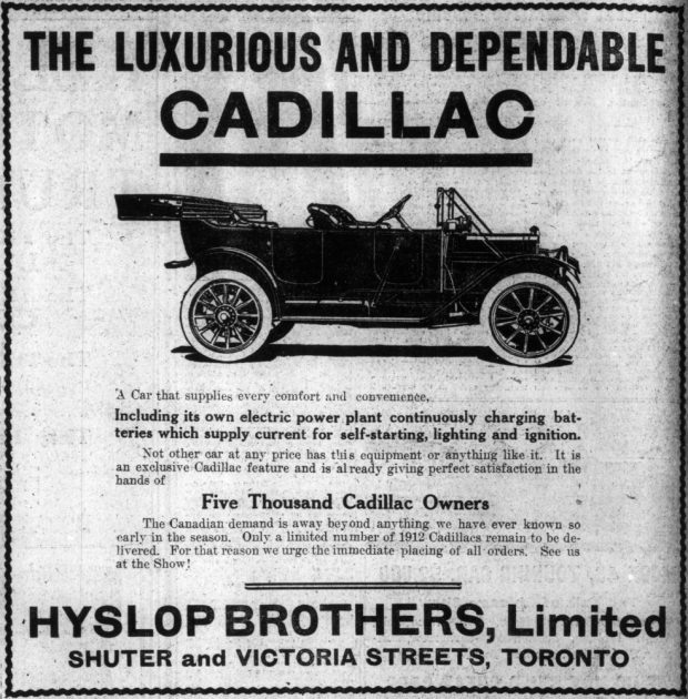 Publicité pour une voiture à essence à toit ouvert. Titre : LA CADILLAC : LUXUEUSE ET FIABLE.