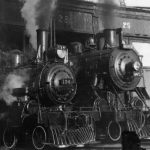 Locomotives 136 et 1057 quittant la rotonde
