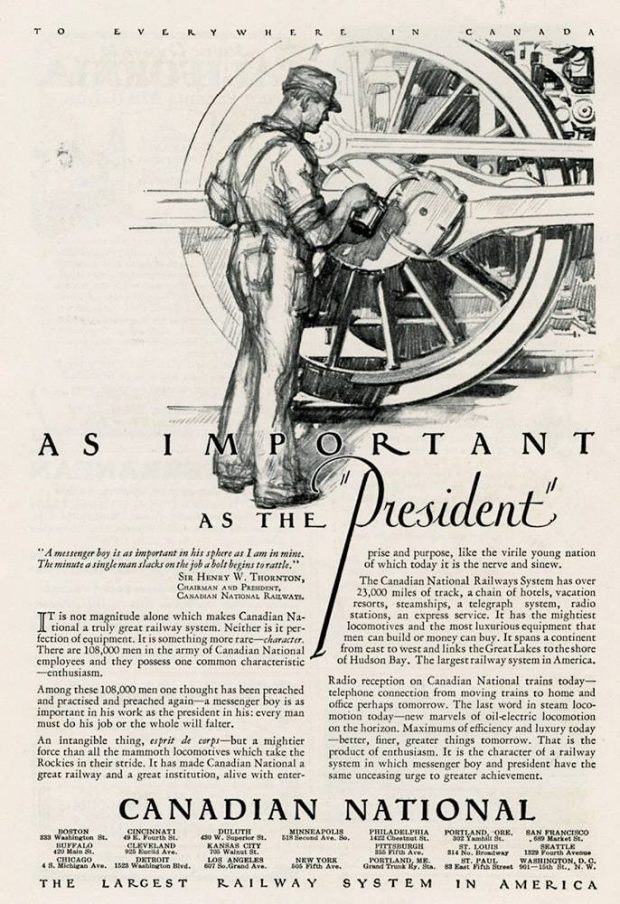 Publicité d’époque en noir et blanc avec un dessin dans la moitié supérieure de l’image et un texte publicitaire dans la moitié inférieure. L’image est un dessin d’un cheminot lubrifiant la roue d’une grande locomotive.