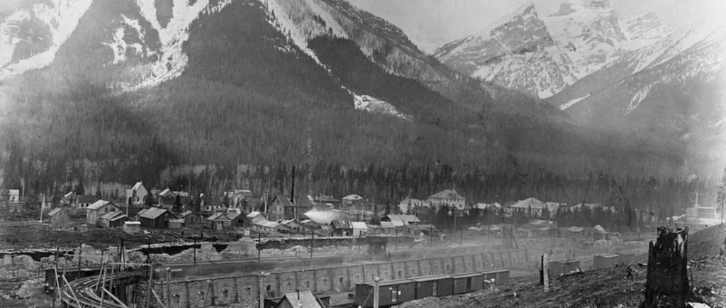 Fours à coke avec la ville de Fernie derrière eux. Le mont Fernie est en arrière-plan.