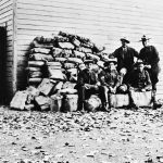 Les agents de la Police provinciale de l’Alberta au détachement de Blairmore, en Alberta, saisis d’alcool, au début des années 1920.
