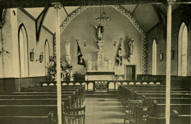  Intérieur de l'église catholique. Autel avec un sanctuaire à l'arrière.