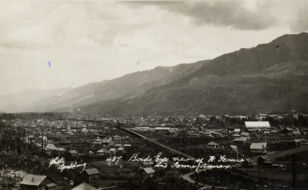  La ville de Fernie, en Colombie-Britannique, traversée par le Great Northern Railway.