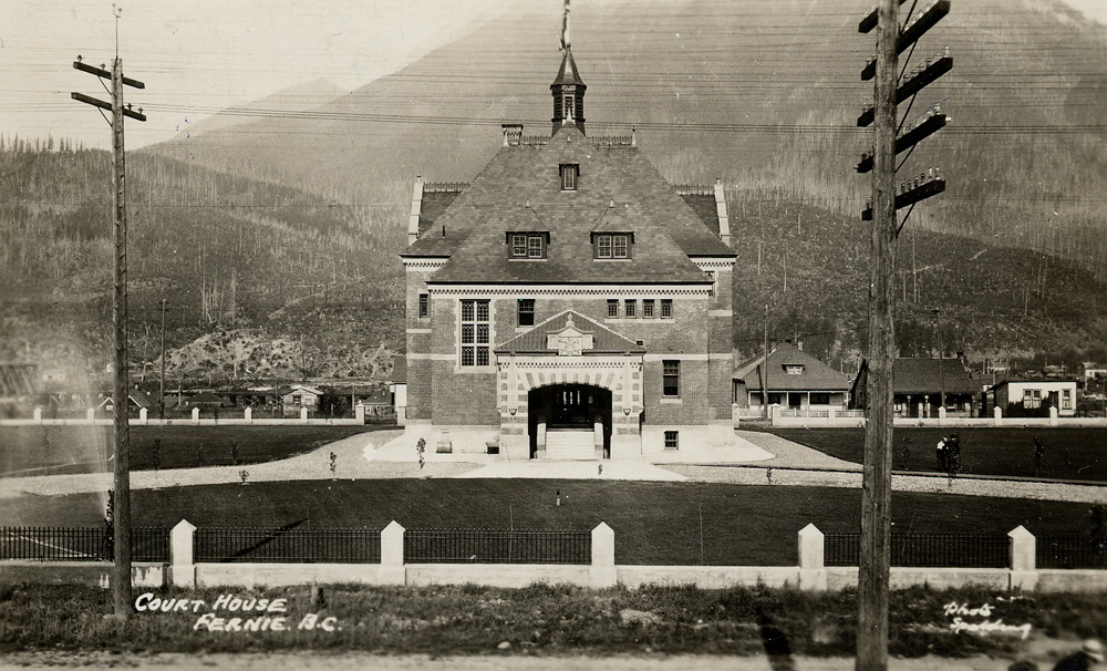 Le palais de justice Fernie entouré de pelouses et une clôture de fer.