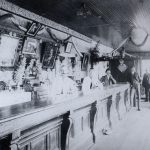 Un bar dans un des hôtels possédés par J. W. Gates, vers 1908.