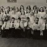 Des fidèles reçoivent la Sainte Communion à l’Église de la Sainte-Famille, à Fernie, C.-B.
