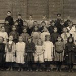 L’École publique de Fernie, avec une enseignante et 32 élèves, vers 1915.
