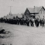 Un défilé de la Fanfare italienne devant le salon funéraire de l’avenue Pellatt, vers 1920.