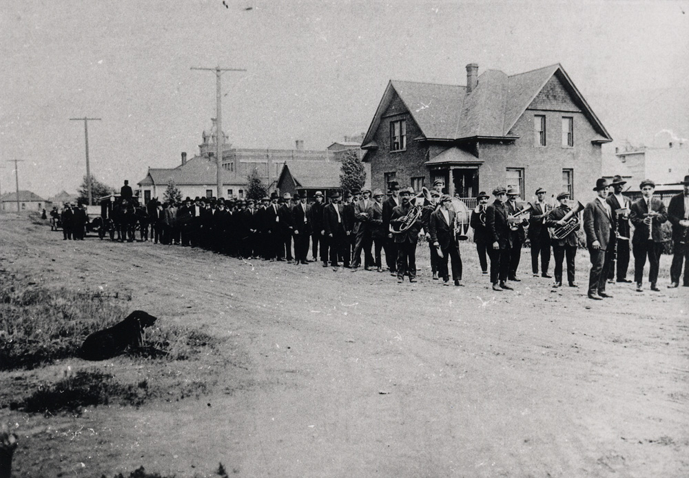  Défilé défilé d'hommes marchant deux par deux.