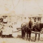 La voiturette de crème glacée d’Emilio Picariello, conduite par son fils, Steve Picariello, à Fernie, C.-B., vers 1916-1917.