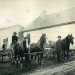 Des voitures de livraison devant le Magasin général Guzzi à Fernie, C.-B., en 1911.