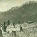 Des croix dans le cimetière St. Margaret, à Fernie, C.-B., marquent les tombes de mineurs tués lors de l’explosion à la mine de Coal Creek en 1902.