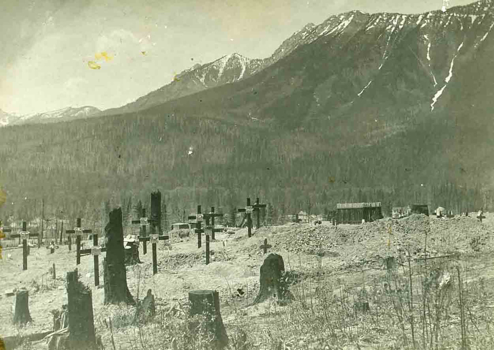 Cimetière avec des rangées de croix.