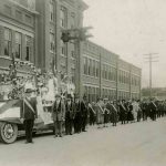 Le char allégorique de la société italienne Ordine Indipendente Fior D’Italia (Ordre indépendant Fleur d’Italie), à Fernie, C.-B., pour le défilé de Fernie dans les années 1920.