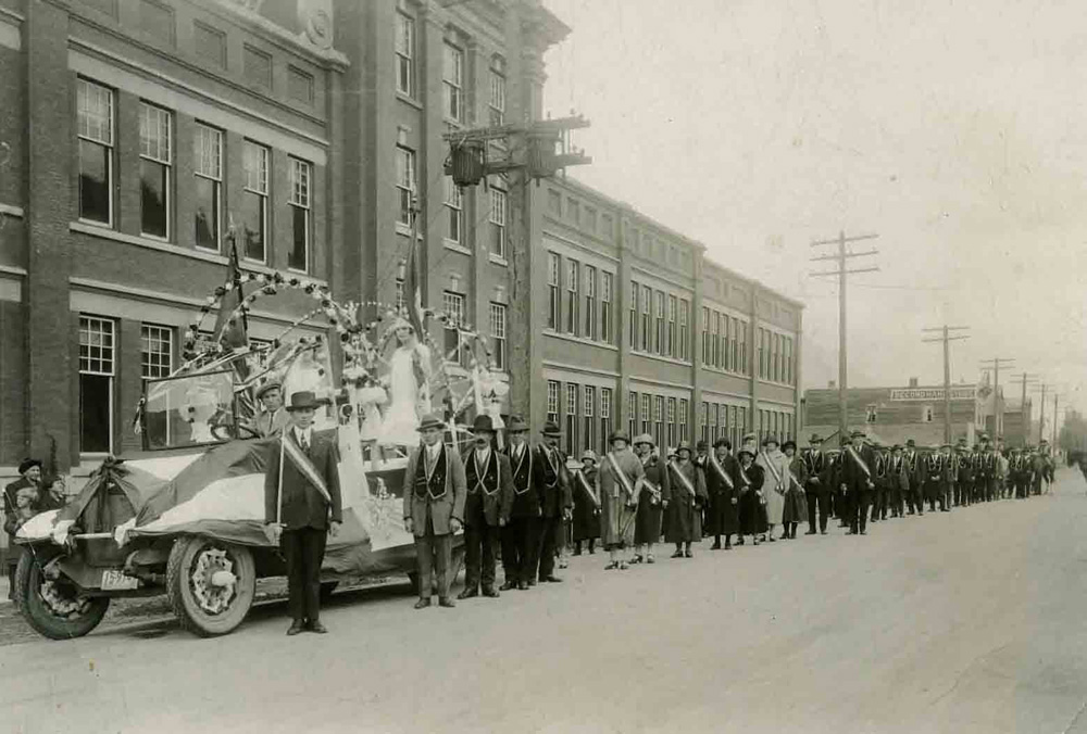  Défilé de chars et défilé devant l'école publique Fernie.