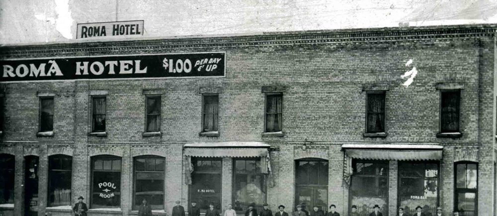 L’Hôtel Roma fut construit par Philippe Carosella en 1903 et il fut détruit lors des incendies de 1904 et de 1908.  Il fut pris à bail et, ultérieurement, acheté par Al Rizutto, qui dirigea sur les lieux une petite banque à l’intention d’immigrants italiens.