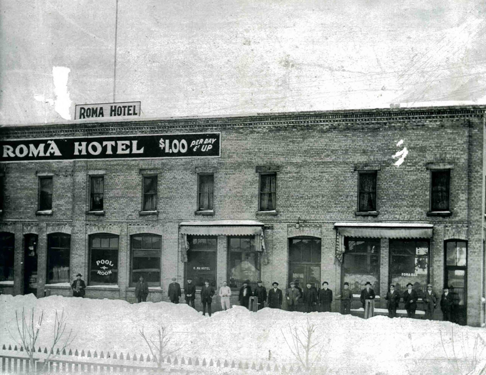 L’Hôtel Roma fut construit par Philippe Carosella en 1903 et il fut détruit lors des incendies de 1904 et de 1908.  Il fut pris à bail et, ultérieurement, acheté par Al Rizutto, qui dirigea sur les lieux une petite banque à l’intention d’immigrants italiens.