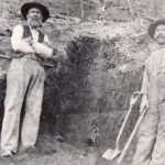 William Fernie et Philip Carosella lors de l’ouverture du filon de charbon « Peter » à Coal Creek, C.-B.