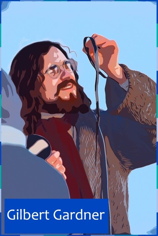 Photographie retouchée dans le style bande dessinée d'un homme ayant une barbe et de longs cheveux bruns. Il porte un manteau, un foulard bourgogne et des petites lunettes rondes. Il examine une pellicule de film.  En bas à gauche est inscrit: Le tournage du film Gilbert Gardner.
