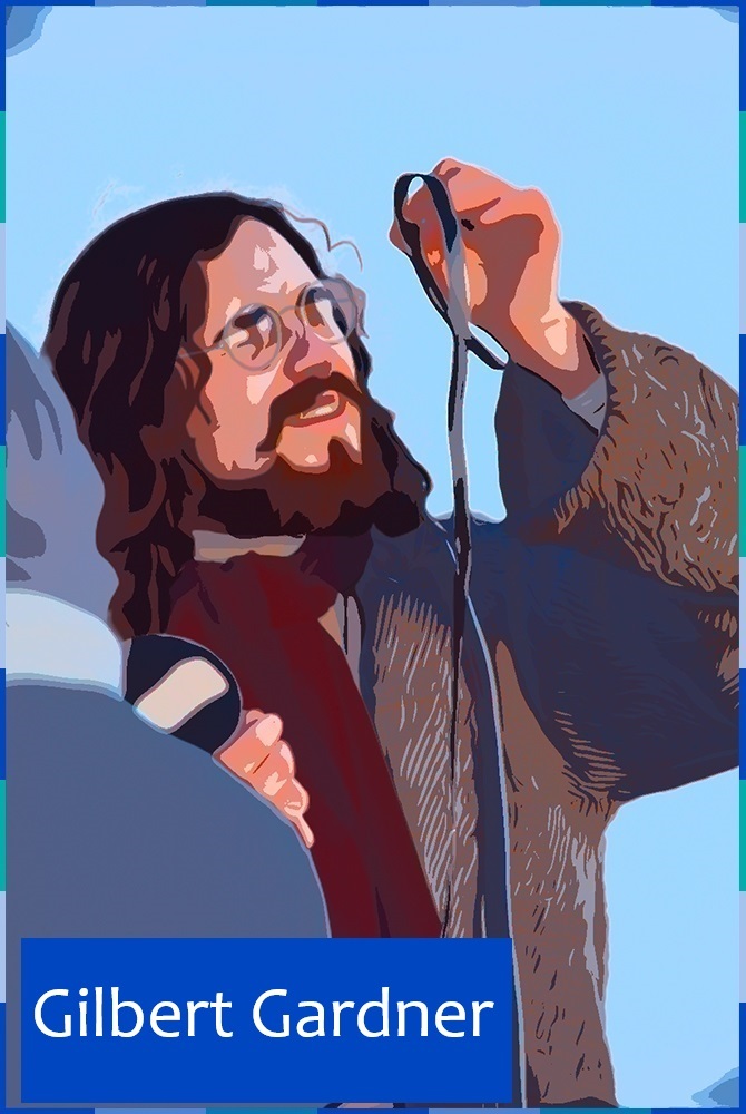Photographie retouchée dans le style bande dessinée d'un homme ayant une barbe et de longs cheveux bruns. Il porte un manteau, un foulard bourgogne et des petites lunettes rondes. Il examine une pellicule de film. En bas à gauche est inscrit: "Le tournage du film "Gilbert Gardner".