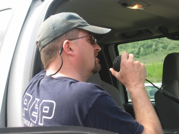 Homme dos tourné parle au radiotéléphone.