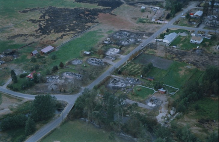 Vue aérienne de maisons détruites par un incendie.