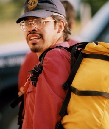 Kenny Edwards, pompier des Premières Nations avec casquette et sac à dos  jaune.