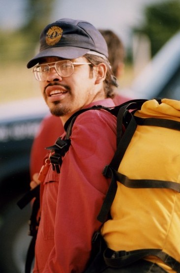 Kenny Edwards, pompier des Premières Nations avec casquette et sac à dos  jaune.