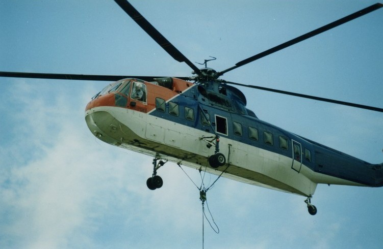 Cable suspendu à un hélicoptère en vol. 