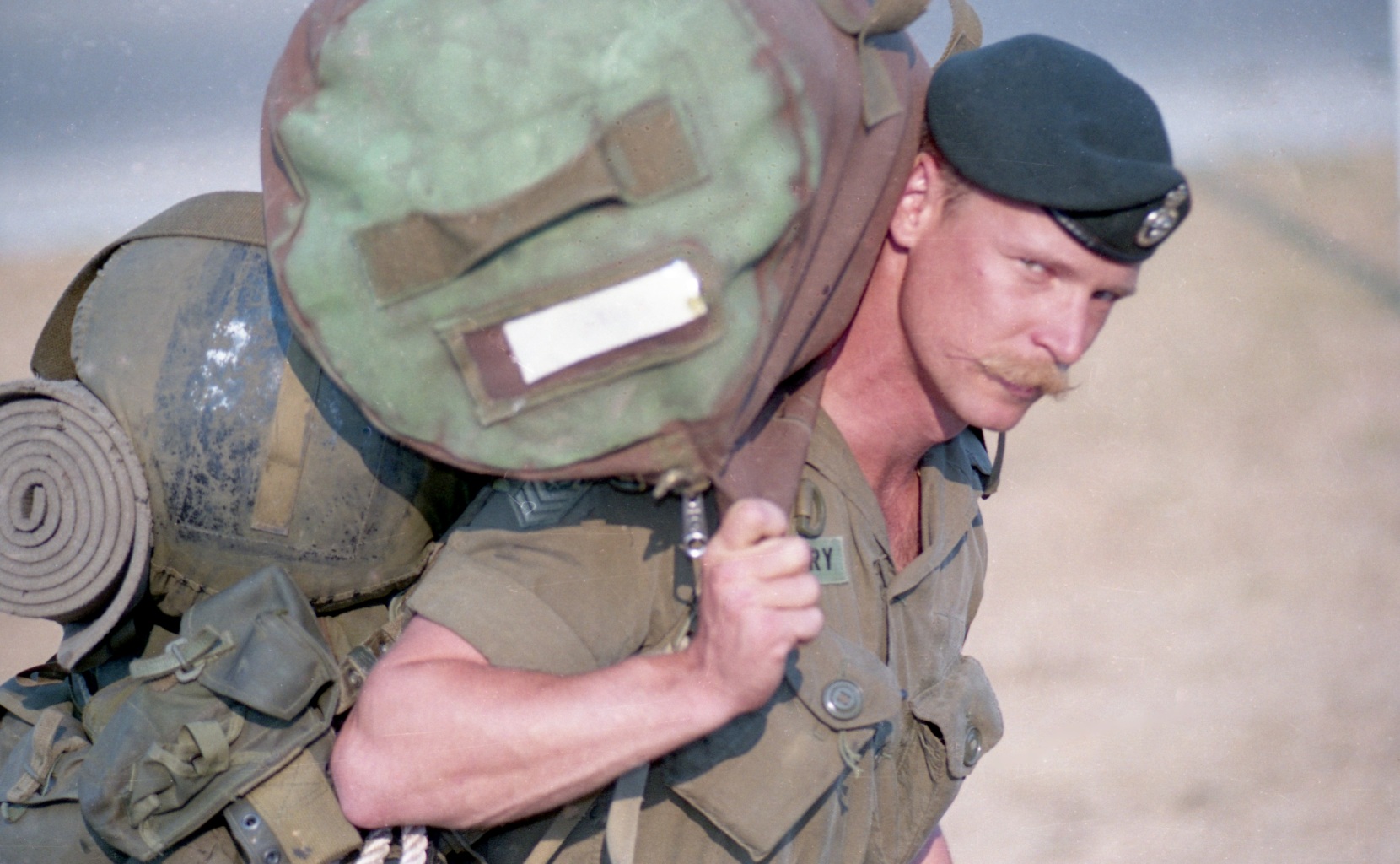 Soldat en uniforme transporte ses effets personnels.