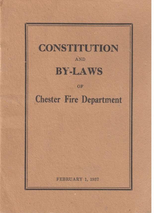 La couverture d’une petite brochure brun clair avec lettrage noir où l’on peut lire : « Constitution  and Bylaws of Chester Fire Department » (Acte et règlements du service des incendies de Chester). Il s’agit de l’acte et des règlements originels vers 1937.