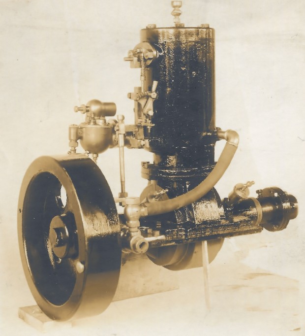 Un moteur « make and break » de Hawboldt avec un volant et un cylindre créé en 1906 par Forman Hawboldt. Ce moteur a été créé dans le premier atelier derrière sa maison sur la rue Queen en 1906.