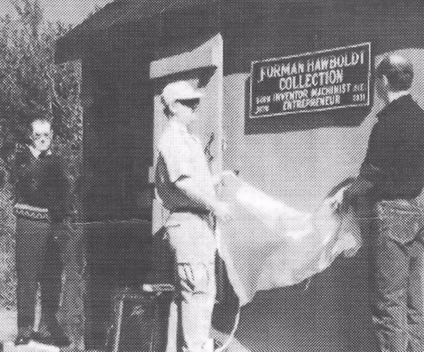 Une photo de journal en noir et blanc montrant l’ouverture officielle de La Collection de Forman Hawboldt. L’homme de gauche est Allen Bremner, au centre un représentant de la municipalité dévoile la plaque, à l’extrême droite se trouve Brad Armstrong, un membre de la famille.
