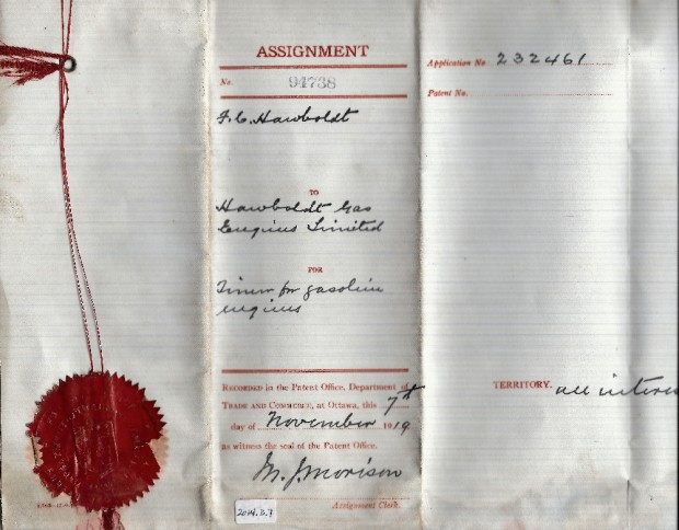 Une copie couleur du brevet   pour le moteur à essence délivré à Forman Hawboldt et transféré à Hawboldt Industries Ltd. Le 7 novembre 1919. Un sceau de cire rouge et un ruban sont sur le côté gauche