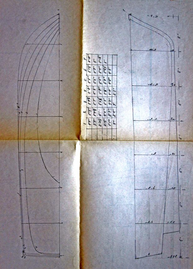 Plan d’une chaloupe qui indique les courbes et les dimensions des sept parties de l’embarcation. Dessin fait à la main, sur une feuille de grand format qui a été pliée en quatre. Les plis du papier jaunis montre l’ancienneté du document.